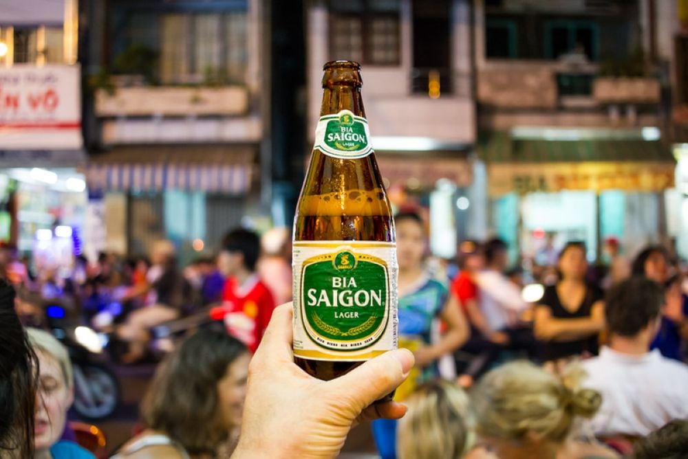 Thưởng thức bia vỉa hè là trải nghiệm không nên bỏ lỡ khi đến phố ăn chơi Bùi Viện” width=
